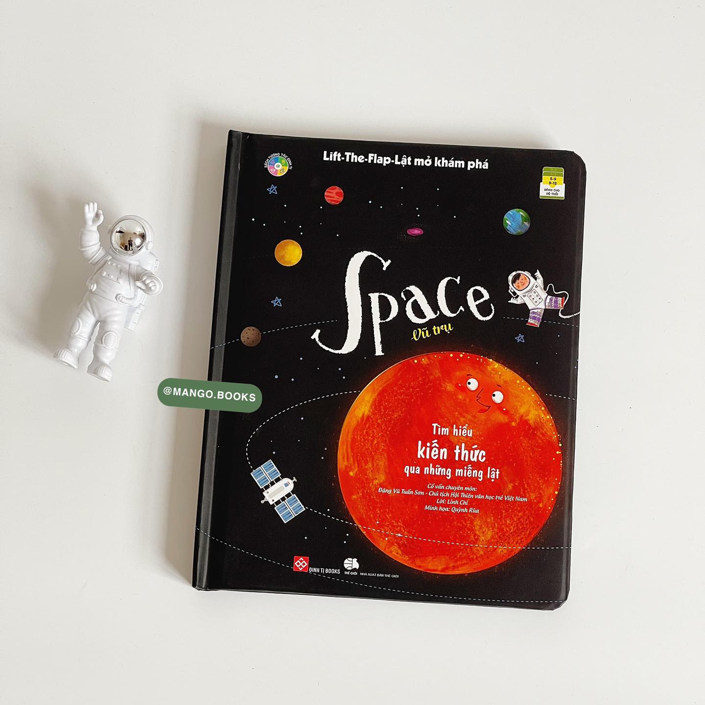 Cuốn sách Lật mở khám phá Space - Vũ trụ